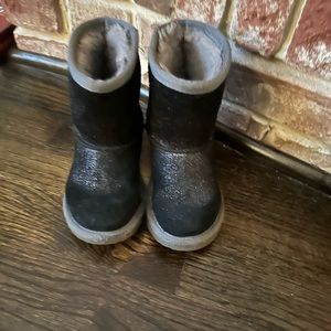 Toddler shiny black uggs